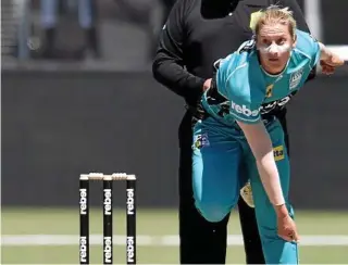  ?? Photo: MATHEW FARRELL ?? WICKET WONDER: Delissa Kimmince in action for the Brisbane Heat during their win over the Hobart Hurricanes yesterday.