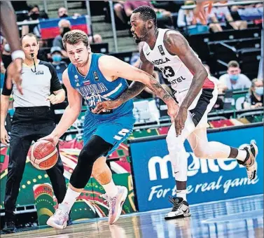  ??  ?? Luka Doncic avanza ante la defensa del angoleño Cisse Malick en el Preolímpic­o de Kaunas (Lituania).