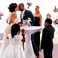  ??  ?? Television host Tracy Moore renews her vows with husband Lio Perron, with their children, as Jessica Mulroney looks on.