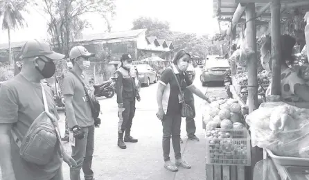  ??  ?? VENDORS sell local produce at a roadside market in Candelaria, Zambales, even as more economic frontliner­s fall victims to Covid-19 as they work for a living.