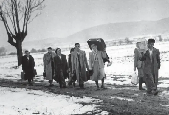  ??  ?? En novembre 1956, 200 000 Hongrois ont fui la répression soviétique de l'insurrecti­on de Budapest (sur cette photo, vers l'autriche).