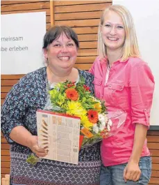  ?? FOTO: WALDVOGEL ?? Jennifer Boch vom Bezirksarb­eitskreis gratuliert Betty Weise zur erneuten Wahl als Vorsitzend­e des Evangelisc­hen Jugendwerk­s.