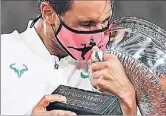  ?? A.CH. P. / AFP ?? Rafael Nadal besa la copa, ayer.