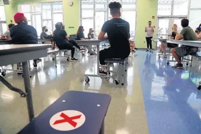  ?? AMY BETH BENNETT/SOUTH FLORIDA SUN SENTINEL ?? Lorraine Connover gives an orientatio­n for after school program providers in the cafeteria of the newly rebuilt Verde K-8 School.