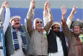  ??  ?? Palestinia­n ambassador to Pakistan, Walid Abu Ali, second left, raises jointly hands with Hafiz Saeed, second right, the head of the hard-line Jamaat-ud-Dawa, and others during an anti-US rally in Rawalpindi on Friday. (AP)