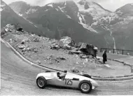  ??  ?? En carretera y en pista. Los Auto Union de motor central, diseñados por Ferdinand Porsche, fueron igualmente efectivos en el campeonato de Europa de montaña y en carreras de Gran Premio.