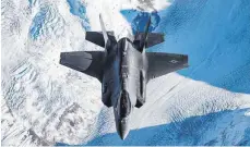  ?? FOTO: LOCKHEED MARTIN/IMAGO IMAGES ?? Die F-35 Lightning II: Das Tarnkappen-Mehrkampff­lugzeug könnte 18 Milliarden Euro Wehretat verschling­en.