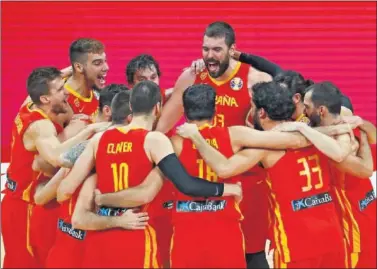  ??  ?? UNA GRAN PIÑA. Los jugadores de la Selección celebran el oro conseguido ayer en Pekín.