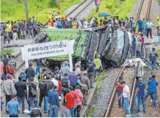  ?? FOTO: MLADEN ANTONOV/AFP ?? Das Buswrack nach der tödlichen Kollision mit einem Zug südlich der thailändis­chen Hauptstadt Bangkok.