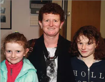  ??  ?? Fiona McDonald with her daughters Ciara and Sarah at the Bunscoil Loreto production of ‘Annie jr.’ in Gorey Little Theatre.