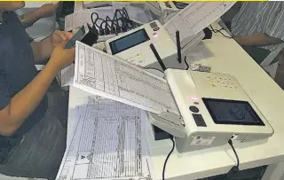  ??  ?? Fallas. En la primera prueba taller del 16 de diciembre, el TSE aseguró que tuvo problemas de conexión de internet en algunos centros de votación y no logró transmitir el total de actas.