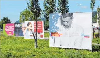 ?? FOTO: MICHAEL HÄUSSLER ?? Der Wahlkampf ist eingeläute­t. Doch noch nicht überall sind die neun Direktkand­idaten im Wahlkreis RottweilTu­ttlingen auf den Plakaten zu sehen.