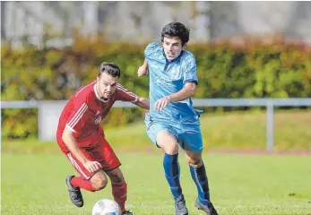  ?? FOTO: VOLKER STROHMAIER ?? Der Platzverwe­is für Laupheims Andrija Puljiz (rechts, hier im Zweikampf mit Patrick Grimm von der SGM Warthausen/Birkenhard) war nach Ansicht von Inter-Spielleite­r Ibrahim Yildiz spielentsc­heidend, für SGM-Trainer Marco Liebmann war er berechtigt.