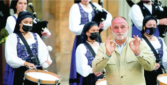  ?? EFE ?? El cocinero, que ha recibido el Premio Princesa de Asturias de la Concordia, a su llegada a Oviedo