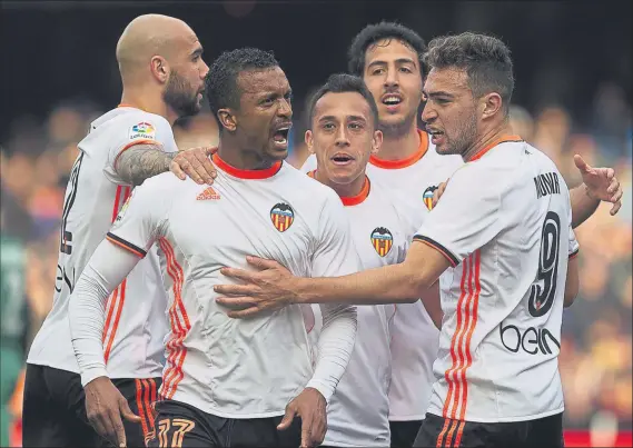  ?? FOTO: EFE ?? Nani celebra con rabia el gol que abría el marcador El portugués se sirvió de un pase de Orellana para hacer el primer tanto del Valencia