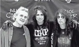  ?? COURTESY OF SCOTT ROWE ?? Scott Rowe with Michael Bruce and Alice Cooper.