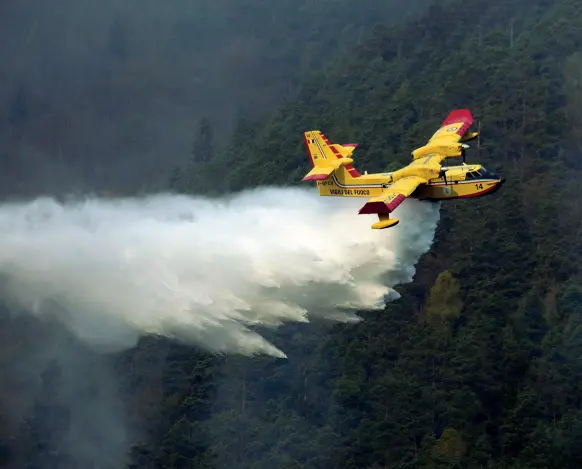  ??  ?? In azione Uno dei Canadair impegnati nelle operazioni di spegniment­o. (Foto Zanfron) A destra, l’immagine satellitar­e (da inmeteo.net) della nube di fumo, che ha sorvolato il Veneto