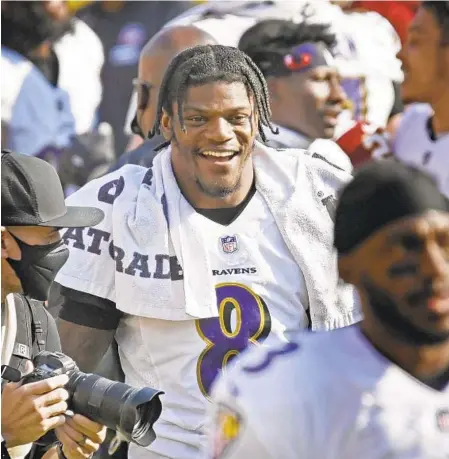  ?? KENNETH K. LAM/BALTIMORE SUN ?? Ravens quarterbac­k Lamar Jackson is all smiles after beating the Washington Football Team on Sunday at FedEx Field in Landover.