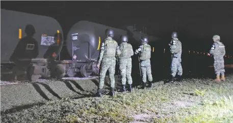  ??  ?? En Chiapas, elementos de la Guardia Nacional realizan un operativo en el tren conocido como La Bestia, en busca de migrantes sin documentac­ión.