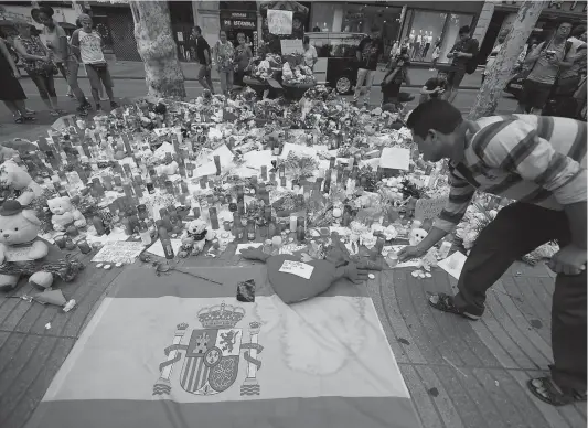  ??  ?? L’heure était au recueillem­ent au centre-ville de Barcelone hier où des milliers de personnes ont allumé des bougies et déposé des messages en mémoire aux victimes des attentats survenus sur la Rambla et à Cambrils. PHOTO AFP