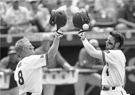  ?? BRYNN ANDERSON/AP ?? Nick Banks, right, keeps up with former Texas A&M teammates via Fortnite as he makes his way through the Nationals’ minor league system.