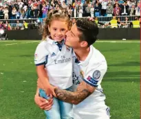  ??  ?? El jugador sigue siendo el devoto padre de Salomé, su hija con Daniela Ospina, quien a menudo lo visita en Múnich.