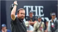  ?? ASSOCIATED PRESS ?? Ireland’s Shane Lowry acknowledg­es the crowd on the 18th green Saturday.