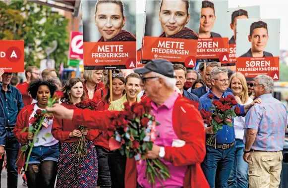  ??  ?? Liderka socjaldemo­kracji Mette Frederikse­n podjęła ryzyko antyimigra­cyjnego skrętu – i wygrała.