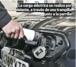  ??  ?? La carga eléctrica se realiza por delante, a través de una trampilla junto a la parrilla