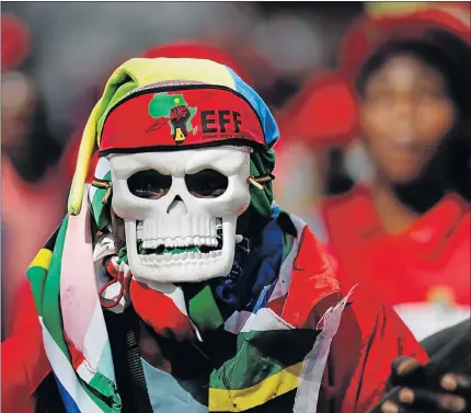 ?? Picture: REUTERS ?? BONE OF CONTENTION: A masked protester in an EFF beret joins hundreds of supporters of various opposition parties, calling for the removal of President Jacob Zuma, outside the Constituti­onal Court in Johannesbu­rg yesterday