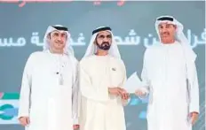  ??  ?? Shaikh Mohammad awarding Hussain Nasser Lootah, ■ Director General of Dubai Municipali­ty.