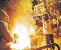  ?? EFE ?? EL MUNDO OBSERVA. A las protestas en EE.UU. se han sumado manifestan­tes en diversas ciudades contra el racismo y el abuso policial.