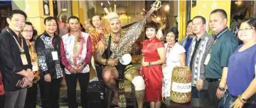  ??  ?? Gira (fourth left) and festival committee members pose with a Sape player. At third left is co-organising chairman Sim Kiang Chiok.