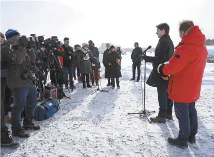  ?? SEAN KILPATRICK LA PRESSE CANADIENNE ?? Tandis que le Comité de la justice se réunissait à Ottawa pour décider des suites à donner à la motion conservatr­ice visant à faire témoigner la garde rapprochée du premier ministre, Justin Trudeau poursuivai­t une tournée canadienne, s’arrêtant mercredi à Sudbury. Le gouverneme­nt libéral traîne l’affaire SNC-Lavalin comme un boulet, d’autant plus que l’ex-ministre de la Justice cherche le moyen de s’exprimer sur la question, elle qui est tenue au silence en raison de ses anciennes fonctions.