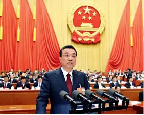  ??  ?? Le 5 mars 2018, le premier ministre Li Keqiang présente le Rapport d’activité du gouverneme­nt à la première session de la XIIIe APN au Grand Palais du Peuple à Beijing.