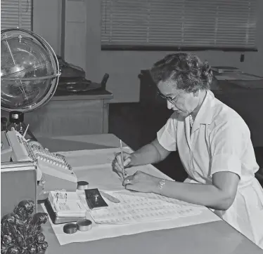  ?? NASA Langley Research Center ?? NASA research mathematic­ian Katherine Johnson, photograph­ed in 1962 at her desk at NASA Langley Research Center with a globe, or “Celestial Training Device,” calculated the flight trajectory for the lunar landing.