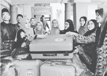  ??  ?? Mas Ermieyati (second left) shares a light moment with the pilgrims. — Bernama photo