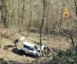  ?? ( foto vigili del fuoco) ?? Contrada Novella L’auto di Maria Grazia Desinan finita nella scarpata dopo un volo di almeno una ventina di metri