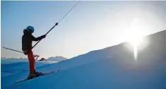  ?? Foto: Ehrenzelle­r/keystone, dpa ?? Über mangelnden Schnee können sich Skifahrer in diesem Winter kaum beschweren. Nur das mit dem Sonnensche­in könnte am Wochenende in manchen Gebieten schwie rig werden.
