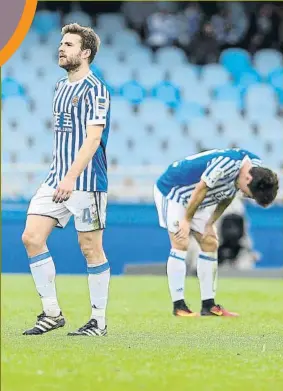  ?? F: UNCITI ?? Illarra y Odriozola no esconden su desolación tras consumarse la derrota ante el Málaga