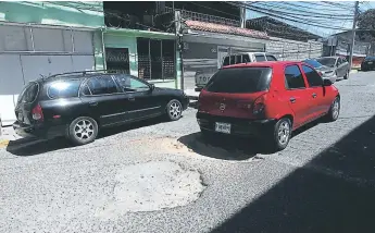  ?? FOTO: JOHNY MAGALLANES ?? Los profundos agujeros sobre la vía de comunicaci­ón se han convertido en una trampa mortal.