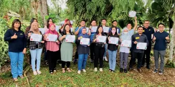  ?? ?? Participan­ts of Azam Youth Capacity Building Programme 2022 in a group photo with their certificat­es.