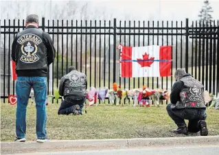  ?? RILEY SMITH THE CANADIAN PRESS ?? People attend a makeshift memorial dedicated to Const. Heidi Stevenson at RCMP headquarte­rs in Dartmouth, N.S., on Monday. She was a 23-year member of the force and a mother of two.