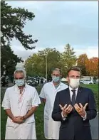  ??  ?? Emmanuel Macron, le 23 octobre, devant l’hôpital de Pontoise.