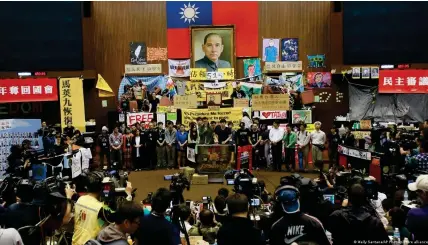  ?? ?? Im April 2014 besetzten Studenten das Parlament in Taipeh, um gegen ein Handelsabk­ommen mit China zu demonstrie­ren
Bild: Wally Santana/AP Photo/picture alliance