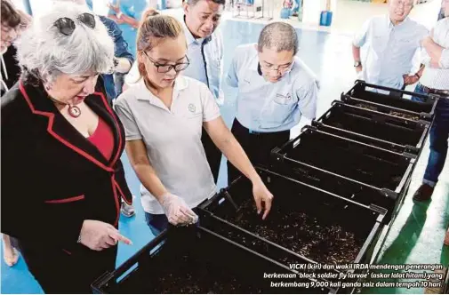  ??  ?? VICKI (kiri) dan wakil IRDA mendengar penerangan berkenaan ‘black soldier fly larvae’ (askar lalat hitam) yang
berkembang 9,000 kali ganda saiz dalam tempoh 10 hari.