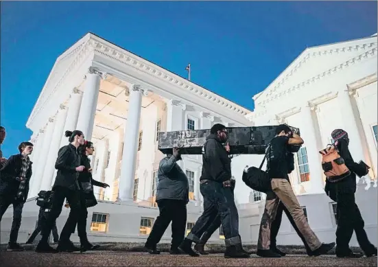  ?? DREW ANGERER / AFP ?? Acto de protesta simbolizan­do la muerte del Partido Demócrata en Virginia, ante la fachada del capitolio de ese estado, el pasado jueves