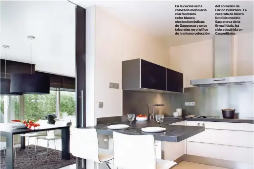  ??  ?? En la cocina se ha colocado mobiliario con frontales color blanco, electrodom­ésticos de Gaggenau y unos taburetes en el office de la misma colección del comedor de Enrico Pellizzoni. La cacerola de hierro fundido modelo Sarpaneva de la firma Iittala, ha sido adquirida en Casamitjan­a.