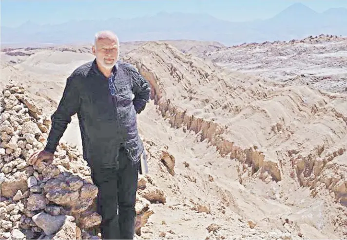  ??  ?? ► Después de su paso por el sur del país, David Gilmour llegó al desierto chileno.