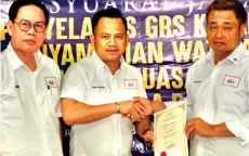  ?? ?? Willy (centre) receiving the appointmen­t letter from Masiung.